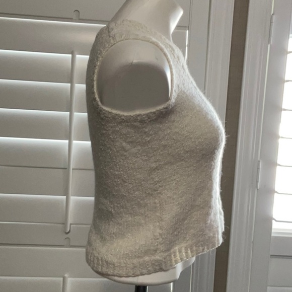 Sleeveless Sweater - Picture 2 of 4